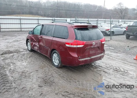 2014 Toyota Sienna Xle V6 8 Passenger z USA, uszkodzony, nr VIN 5TDYK3DC2ES457089